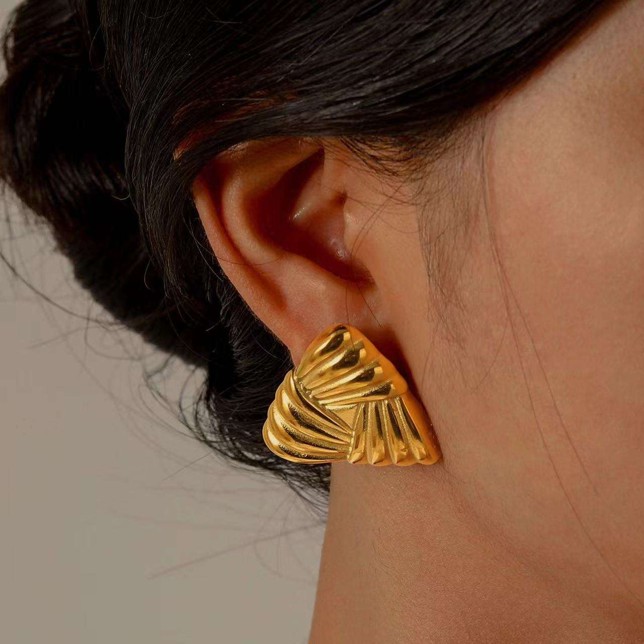 Aurelia Shell Studs - Zenee - Earrings