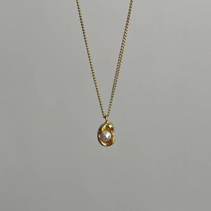 Lumina Pearl Medallion Necklace - Zenee - Necklaces