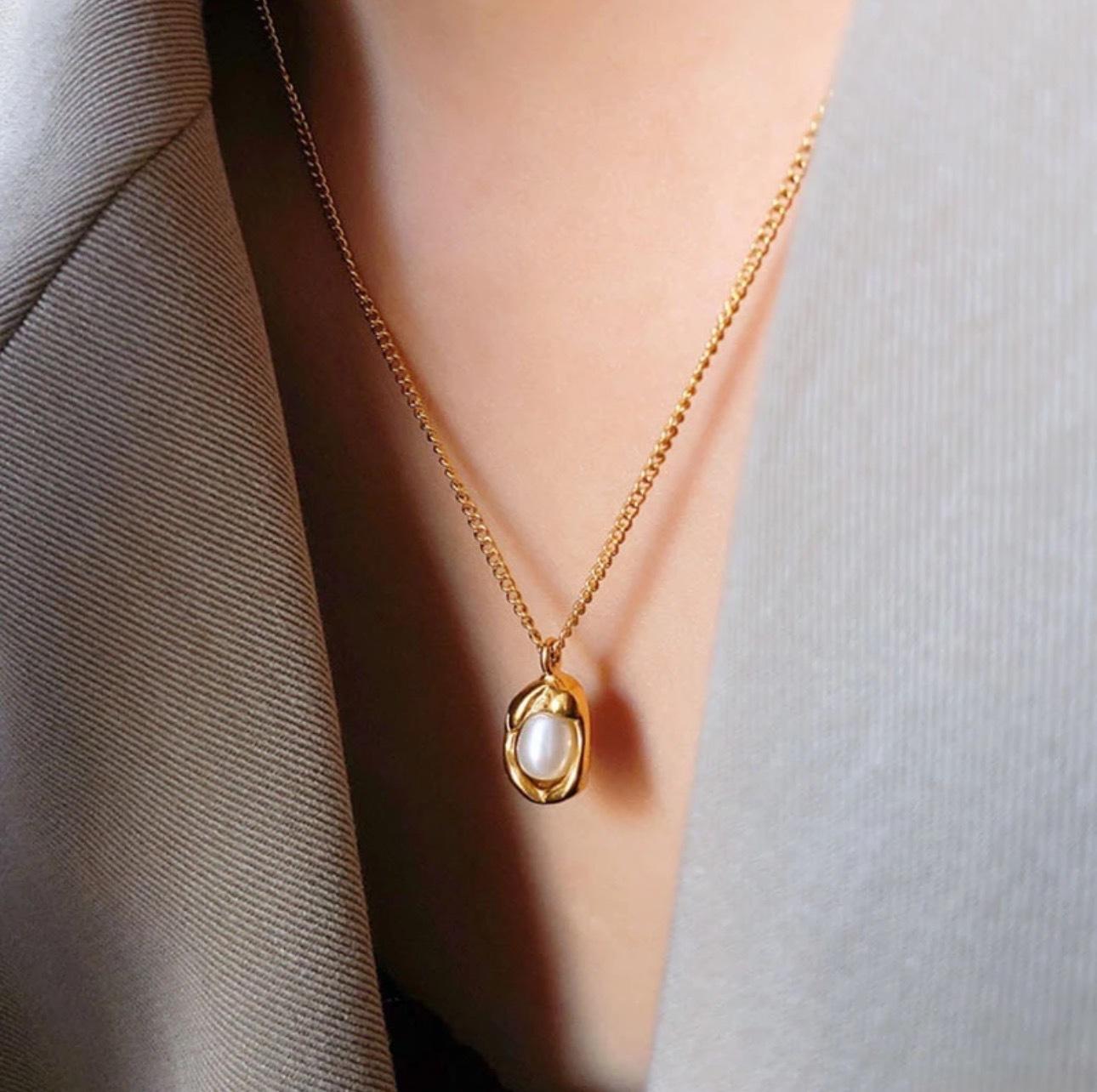 Lumina Pearl Medallion Necklace - Zenee - Necklaces