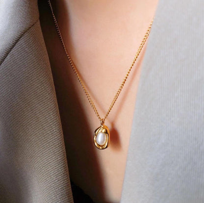 Lumina Pearl Medallion Necklace - Zenee - Necklaces