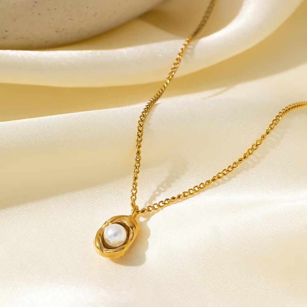 Lumina Pearl Medallion Necklace - Zenee - Necklaces